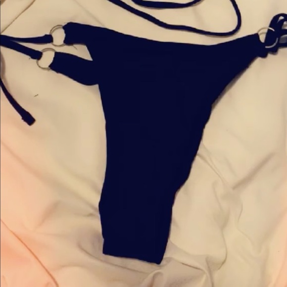 Black triangle bikini - Picture 3 of 3